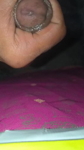 Young ladka apne mote penis ki massage karta hai