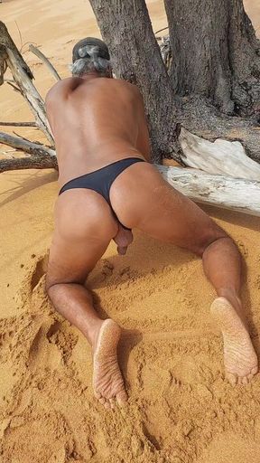 Ladysilva shaking her ass on the beach