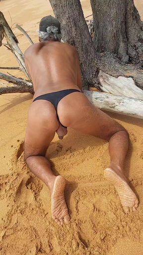 Ladysilva shaking her ass on the beach