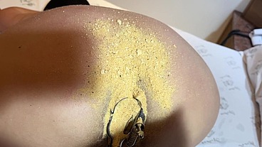 ENCHI MEU CU COM MEIO QUILO DE FAROFA APIMENTADA - DOIS AMIGOS ARROMBARAM MEU RABO E ENCHERAM MEU CU COM UMA MISTURA QUENTE, FIQUEI TÃO ARDIDA E ESFOLADA QUE PRECISEI LAVAR O CU COM LEITE. GOST
