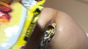 ENCHI MEU CU COM MEIO QUILO DE FAROFA APIMENTADA - DOIS AMIGOS ARROMBARAM MEU RABO E ENCHERAM MEU CU COM UMA MISTURA QUENTE, FIQUEI TÃO ARDIDA E ESFOLADA QUE PRECISEI LAVAR O CU COM LEITE. GOST
