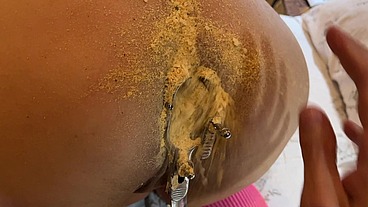 ENCHI MEU CU COM MEIO QUILO DE FAROFA APIMENTADA - DOIS AMIGOS ARROMBARAM MEU RABO E ENCHERAM MEU CU COM UMA MISTURA QUENTE, FIQUEI TÃO ARDIDA E ESFOLADA QUE PRECISEI LAVAR O CU COM LEITE. GOST