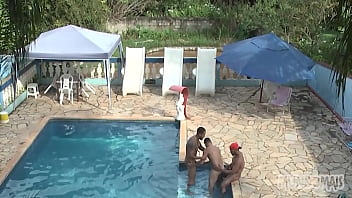 Combina&ccedil_&atilde_o perfeita! piscina, sol, dois caras de pau grande querendo me foder e eu!