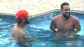 Combina&ccedil_&atilde_o perfeita! piscina, sol, dois caras de pau grande querendo me foder e eu!