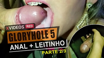 Cristina Almeida na cabine com seu marido, o f&atilde_ F&aacute_bio entra na cabine, mete na bucetinha e no cuzinho, e depois faz ela engolir todo o leitinho. | Gloryhole 5 - Parte 2/3