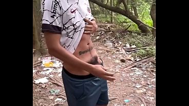 FUI FAZER TRILHA NO PARQUE E ENCONTREI UM PAUZUDO BATENDO UMA. CAI DE BOCA E DEPOIS DEIXEI ELE LEITAR MEU CUZINHO. - PARTE II