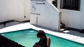 flagrei minha vizinha fudendo com negao na piscina