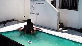 flagrei minha vizinha fudendo com negao na piscina