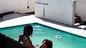 flagrei minha vizinha fudendo com negao na piscina