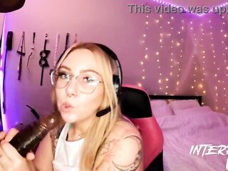 Thick Pawg can't ignore black dick in her face while streaming