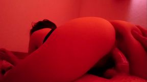 Me tira al piso y cabalga el mu&ntilde_eco