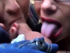 Deutsche Amateure geben Gruppen-Blowjob im Bus