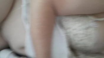 Vivi GUedez - O amigo chegou devagar e passando a m&atilde_o na coroa rabuda.