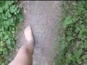 Spaziergang in Strumpfhose auf dem Wald Berg