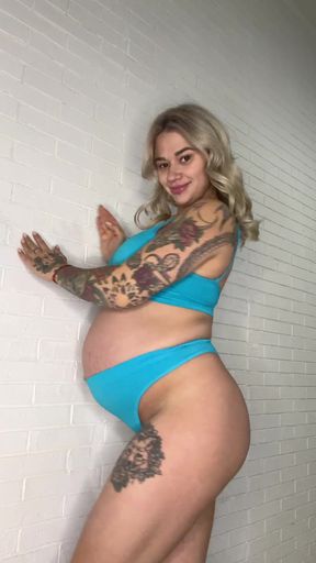Big-titted pregnant belly on display