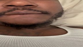 quiero que alguien se siente, encima de mi