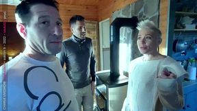 la milf se fait baiser par 3 gars dans son airbnb
