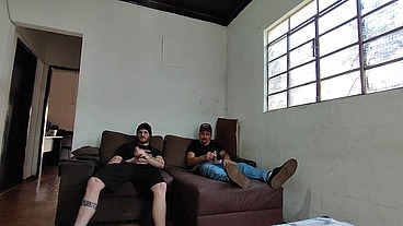 Carlos Urach e Carmona se masturbando juntos