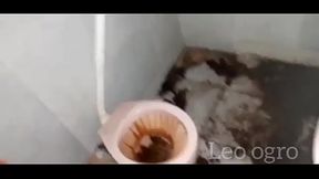 Na favela do jacar&eacute_  cracuda deu o cu por $10 reais no barraco abandonado