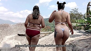 Amigas muy calientes experimentan tener sexo oral al aire libre con cuidado de que sus novios las pillen - PORNO EN ESPAÑOL