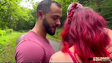 Trixy, rouquine en chaleur, s'_offre deux bites bien dures