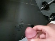 Grosse éjaculation sur le sol