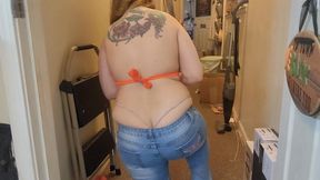 Ass Crack Tease (Voyeur - Hallway)