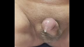 【縦型動画】五十路すぎてもやめられない～我慢汁でぬるぬるの皮が裏筋から亀頭をまんべんなく擦るのが気持ち良くてやめられない