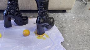 aplastando frutas con mis tacones