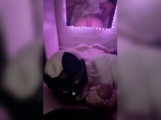 Gatita cute sexy hace una mamada y recibe semen en su cara