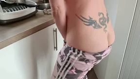 il me prend contre la table