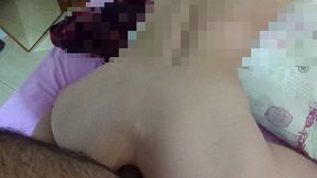 anal chica cachonda a cuatro patas toma una polla enorme y la mete en su pequeno y apretado culo hasta correrse dentro