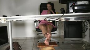 LadyKatharinasFeetUnderDesk MP4
