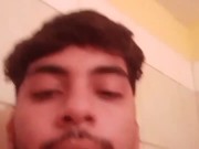 Hombre gordo se masturba en el baño viendo la camara
