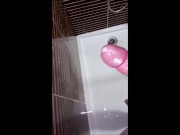 En la ducha me corro y orino en mis pies