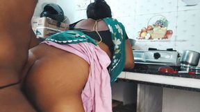 Bhabhi green saree mein cudai Apne Dewar ke sath kichen mein