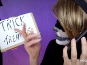 Coinquilino mi sborra in faccia mentre sono al telefono con il mio fidanzato (Halloween edition)