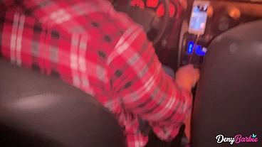 A loira gostosa convenceu o Uber a foder ela! Você aceitaria essa milf?