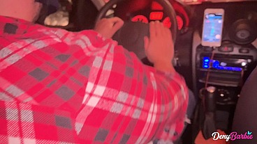 A loira gostosa convenceu o Uber a foder ela! Você aceitaria essa milf?