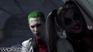 Harley Quinn 코스프레를 하는 사람이 조커와 배트맨에 의해 엉덩이에 좆됩니다.