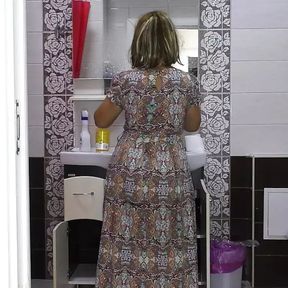 The dress covered the wide hips of a mature stepmother, but this does not interfere with anal sex