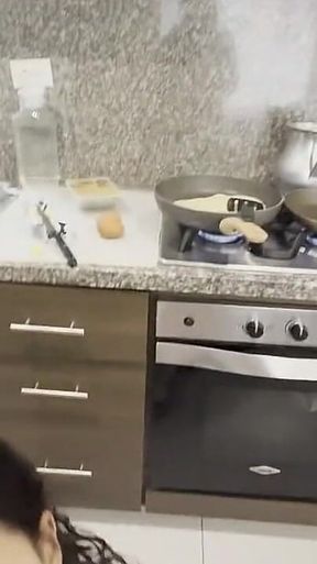 Sexo Lesbico Con La Hermanastra De Mi Esposo En La Cocina Mientras Prepara El Desayuno Y Mi Esposo Esta En La Habitacion