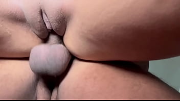 Pirocando gostoso a buceta da novinha.