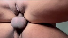 Pirocando gostoso a buceta da novinha.