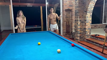 Apuesto en el pool y me follan dos grandes vergas