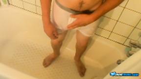 ”Twink Grant Hiller Spiced Up His Bath Time Stroking His Dick”