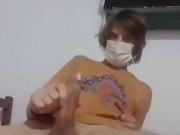 Hombres alfa se masturban en baño público después de recibir desnudos