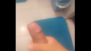 Masturb&aacute_ndose en el ba&ntilde_o