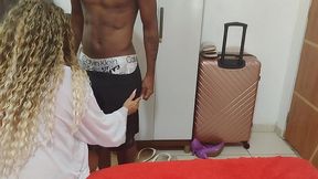 coroa safada fode com o entregador novinho