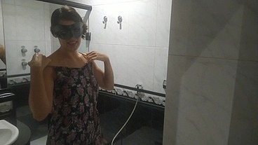 Casada depilando a buceta para foder com amante